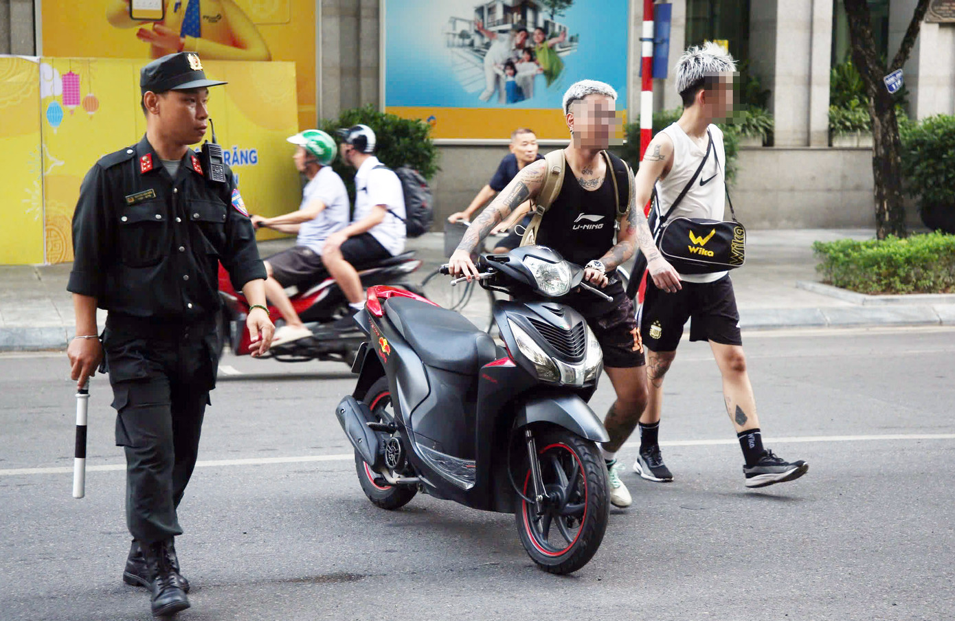 Một số thanh thiếu niên xăm trổ, tóc xanh, tóc đỏ... đi xe máy không đội mũ bảo hiểm. Trung tá Nguyễn Tuấn Anh, Phó Đội trưởng Đội Cảnh sát giao thông số 4, Tổ trưởng Tổ công tác đặc biệt số 4 cho biết, quá trình làm nhiệm vụ tại ngã tư Lý Thường Kiệt - Hàng Bài đã xử lý gần 20 trường hợp học sinh không đội mũ bảo hiểm khi tham gia giao thông. Một số thanh thiếu niên xăm trổ, tóc xanh, tóc đỏ... đi xe máy không đội mũ bảo hiểm. Trung tá Nguyễn Tuấn Anh, Phó Đội trưởng Đội Cảnh sát giao thông số 4, Tổ trưởng Tổ công tác đặc biệt số 4 cho biết, quá trình làm nhiệm vụ tại ngã tư Lý Thường Kiệt - Hàng Bài đã xử lý gần 20 trường hợp học sinh không đội mũ bảo hiểm khi tham gia giao thông.
