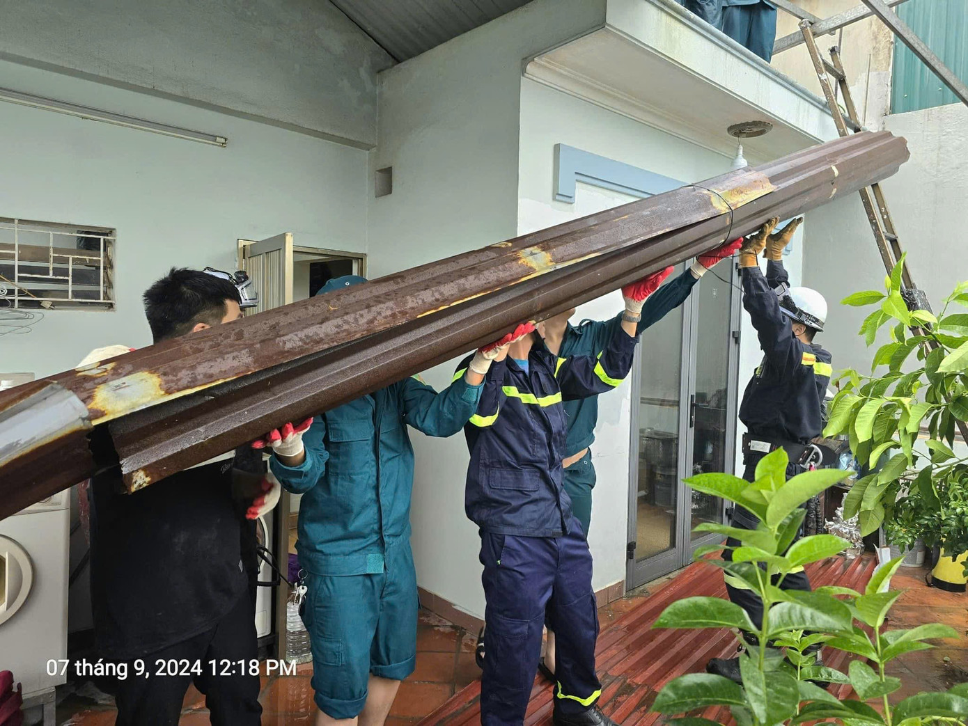 Khoảng 12h45 ngày 7/9, Đội Cảnh sát PCCC&amp;CNCH, Công an phường Phúc Xá - Công an quận Ba Đình đã phối hợp cùng các lực lượng Ban Chỉ huy phòng chống lụt bão phường Phúc Xá xử lý xong sự cố tốc mái tôn trên tầng 3 ngôi nhà trong ngõ 93 Nghĩa Dũng, đảm bảo an toàn trước khi mưa, gió to về.