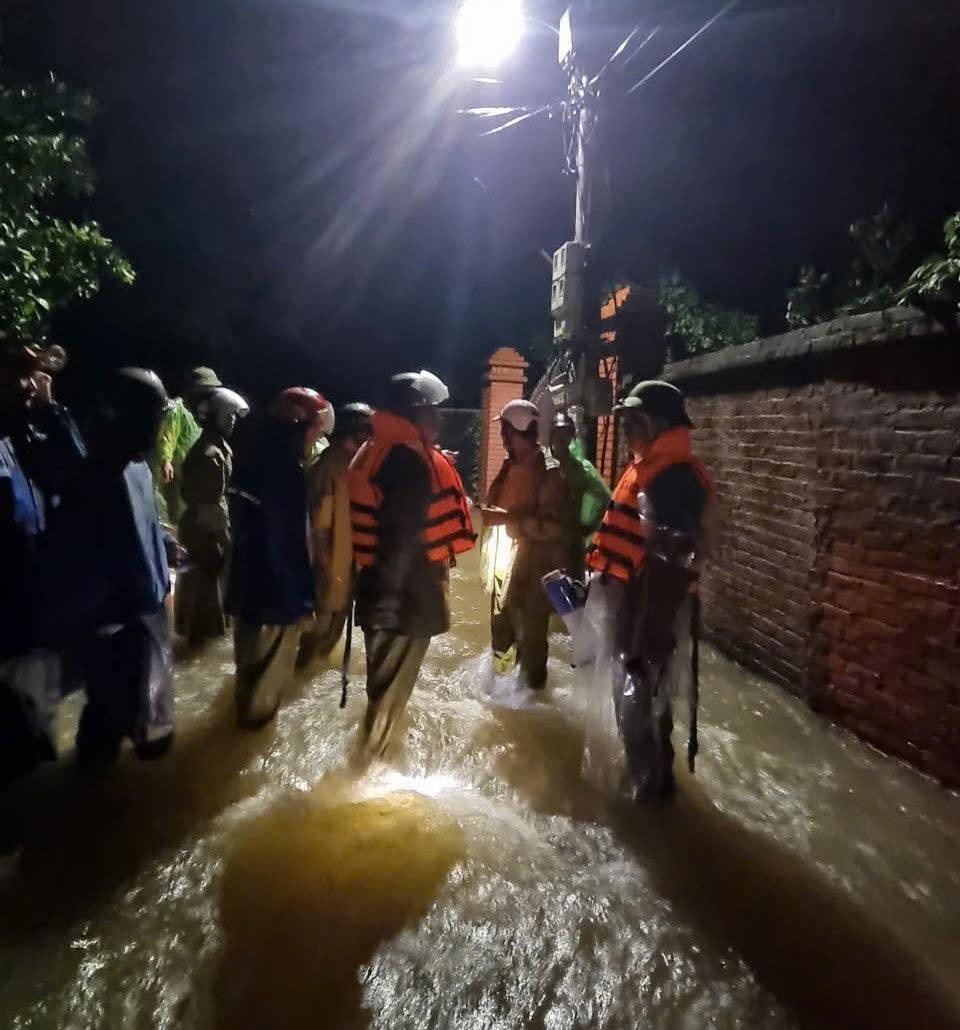 Mực nước sông Tích dâng cao trên mức báo động 3 đã khiến các tuyến đê ven sông huyện Quốc Oai đã tràn tại một số khu vực thuộc các xã Hòa Thạch, Đông Yên, Tuyết Nghĩa, Cấn Hữu, Ngọc Liệp gây ngập úng trên diện rộng. Công an huyện Quốc Oai đã huy động toàn lực lượng hỗ trợ người dân nhanh chóng rời khỏi khu vực ngập úng, đảm bảo an toàn tuyệt đối về người và tài sản.