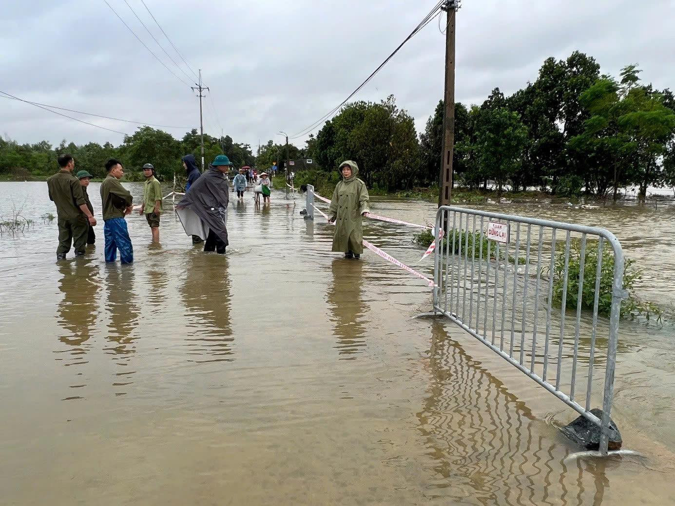 Mực nước sông Tích dâng cao trên mức báo động 3 đã khiến các tuyến đê ven sông huyện Quốc Oai đã tràn tại một số khu vực thuộc các xã Hòa Thạch, Đông Yên, Tuyết Nghĩa, Cấn Hữu, Ngọc Liệp gây ngập úng trên diện rộng. Công an huyện Quốc Oai đã huy động toàn lực lượng hỗ trợ người dân nhanh chóng rời khỏi khu vực ngập úng, đảm bảo an toàn tuyệt đối về người và tài sản.