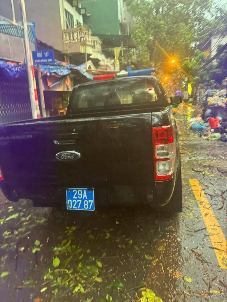 Trong quá trình tuần tra kiểm soát trên địa bàn, lúc 17h30 ngày 7/9, tổ cảnh sát 113 đội CSGT-TT Công an quận Hai Bà Trưng (Hà Nội) phát hiện chị Khuất Thị Hòa (SN 1980, trú tại phố Hồng Mai, phường Quỳnh Lôi, quận Hai Bà Trưng) là nhân viên y tế tại viện phụ sản trung ương đang đứng ở đường Nguyễn Bỉnh Khiêm tinh thần hoảng loạn, mặt tái nhợt, sợ hãi trong thời tiết mưa bão.