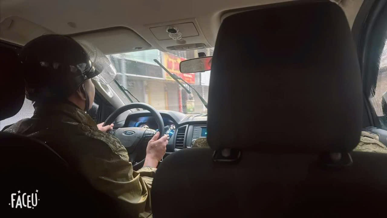 Ngay lập tức, tổ công tác đã dừng lại hỏi thăm, chị Hòa cho biết không thể lái được xe và đang rất hoảng sợ. Tổ công tác đã hỗ trợ đưa xe máy của chị về Công an quận Hai Bà Trưng ở gần đó để bảo quản tạm thời và đưa chị về nhà riêng an toàn bằng ô tô của đơn vị.