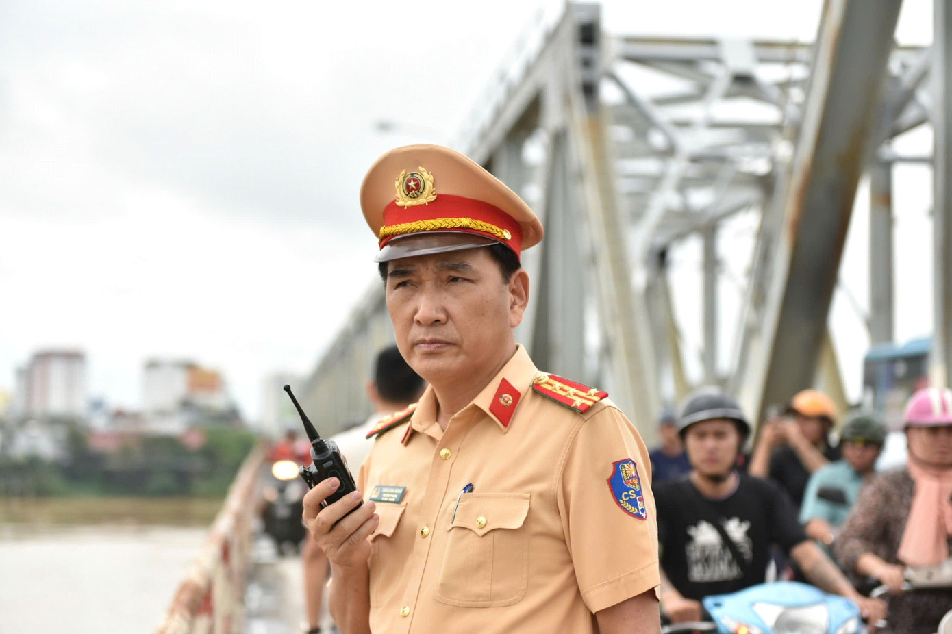 Đại tá Trần Đình Nghĩa, Trưởng phòng CSGT Công an TP Hà Nội trực tiếp có mặt tại hiện trường để chỉ đạo công tác cứu nạn và cứu hộ.