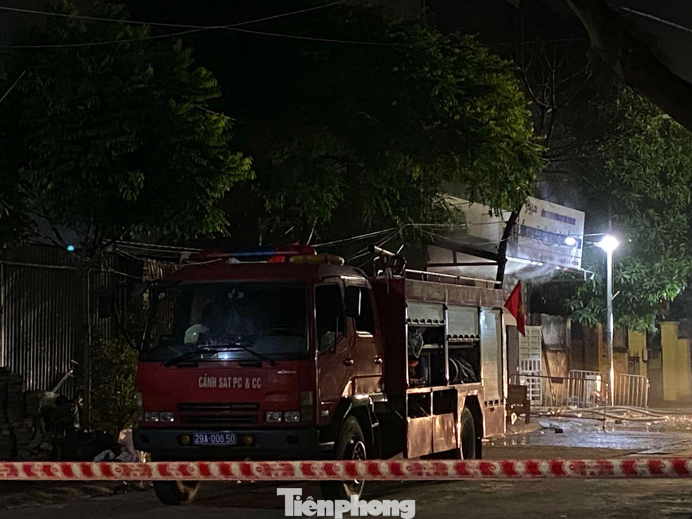 Lực lượng chữa cháy có mặt tại hiện trường làm nhiệm vụ.