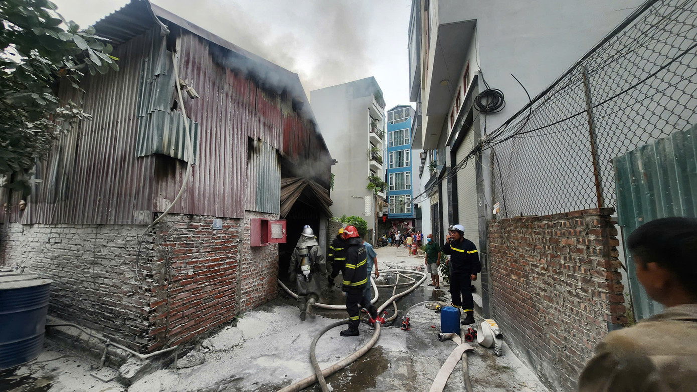 Lực lượng chữa cháy khống chế vụ cháy.