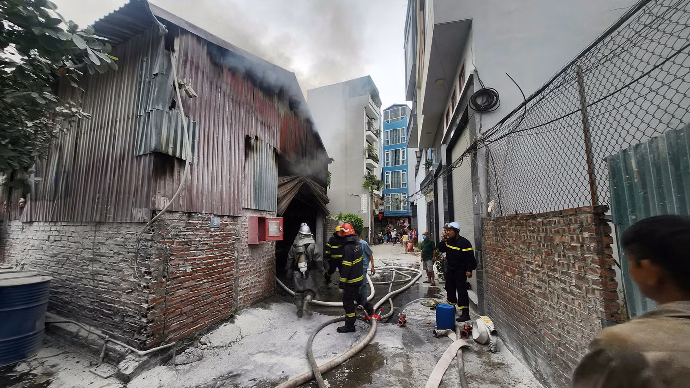 Lực lượng chữa cháy khống chế vụ cháy.