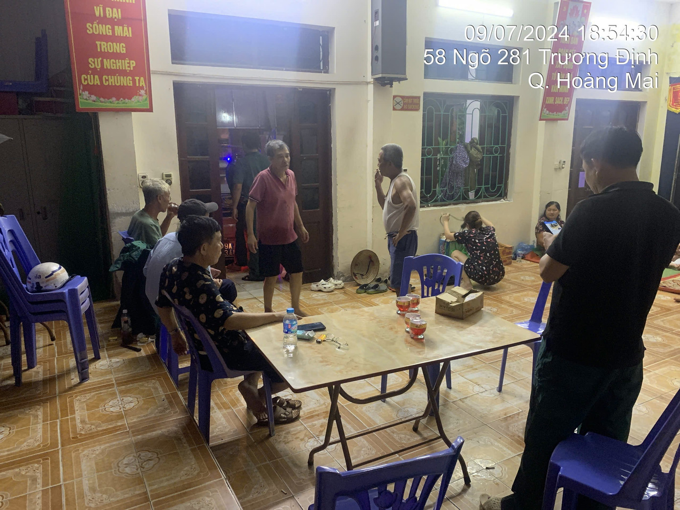 Chiều tối 7/9, Công an phường Tương Mai (Hoàng Mai, Hà Nội) cũng hỗ trợ người dân tổ 9 đến nơi trụ sở nhà văn hóa tránh bão.