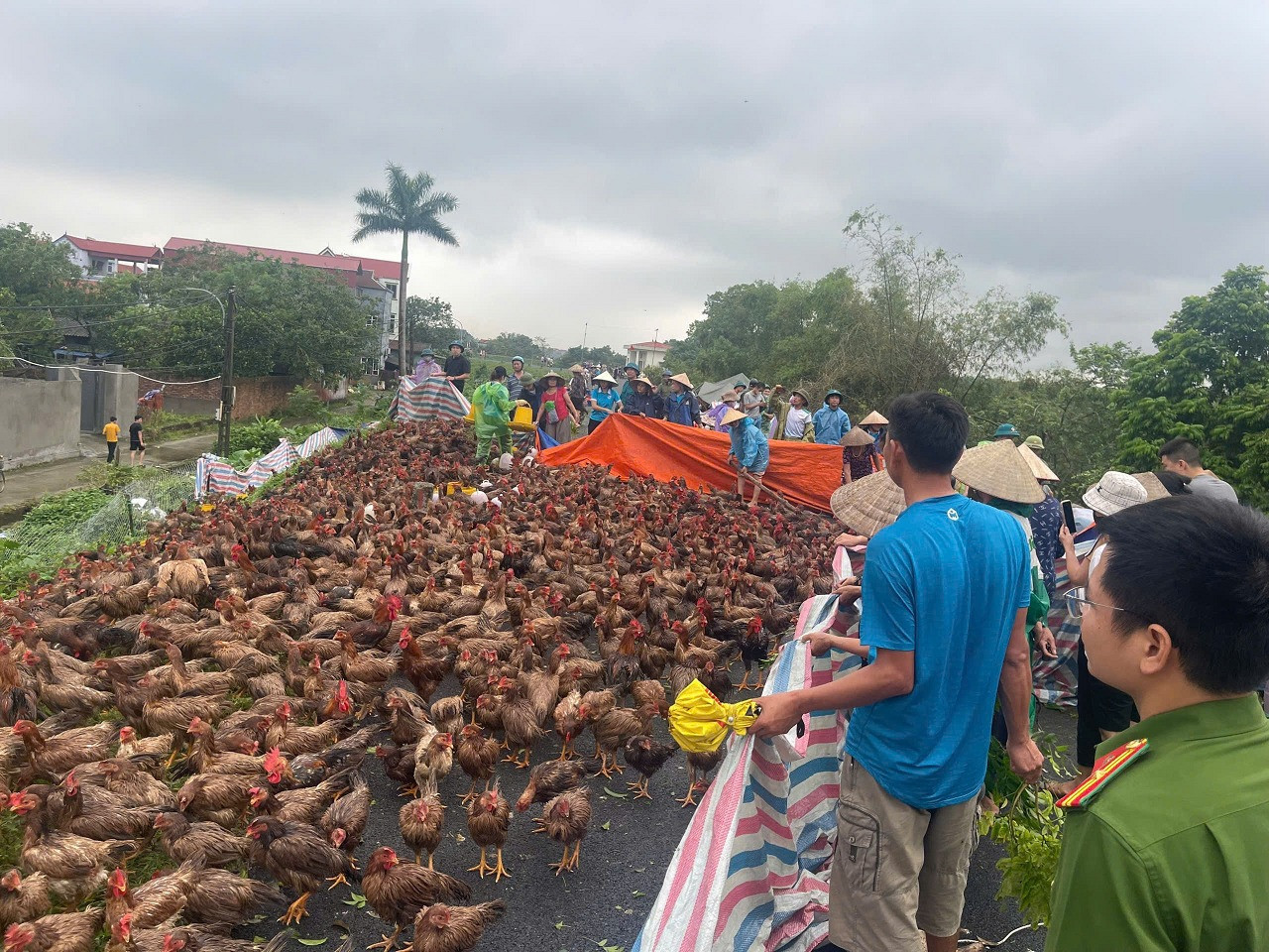 Với tinh thần chủ động phòng ngừa, ứng phó ở mức cao nhất, Công an huyện Chương Mỹ triển khai các biện pháp đảm bảo an ninh trật tự, phòng chống bão, lũ, xử lý kịp thời các tình huống phát sinh, đảm bảo an toàn tính mạng cho người dân, giảm thiểu tối đa thiệt hại về người và tài sản.