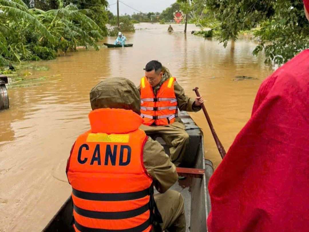 Tại huyện Đông Anh, nước các sông Cà Lồ đang ở trên báo động 3, sông Hồng, sông Đuống đang đang trên báo động 2. Để đảm bảo an toàn Công an huyện Đông Anh đã phối hợp với chính quyền địa phương, đoàn thể, nhân dân hướng dẫn và hỗ trợ từng nhà dân di dời tài sản, vật nuôi và sơ tán khỏi các khu vực nguy hiểm để đảm bảo an toàn.