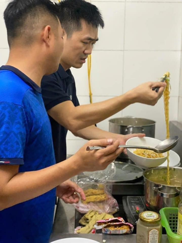 Các cán bộ, chiến sĩ Công an phường Mễ Trì trở thành anh nuôi nấu mỳ phục vụ người dân.