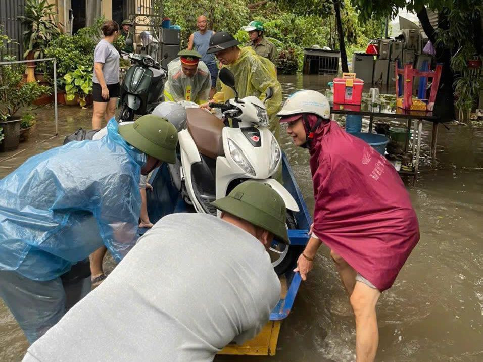 Nước sông Nhuệ dâng cao vừa bằng mực nước báo động 3. Một số điểm đã tràn vào nhà dân dọc bờ sông Nhuệ thuộc địa bàn phường Trung Văn, Tây Mỗ, Cầu Diễn, Phương Canh, Xuân Phương… gây nguy hiểm đến người, công trình và tài sản của nhân dân. Trước tình hình đó, Công an quận Nam Từ Liêm đã cùng với chính quyền địa phương đã sơ tán dân đến các địa điểm an toàn.