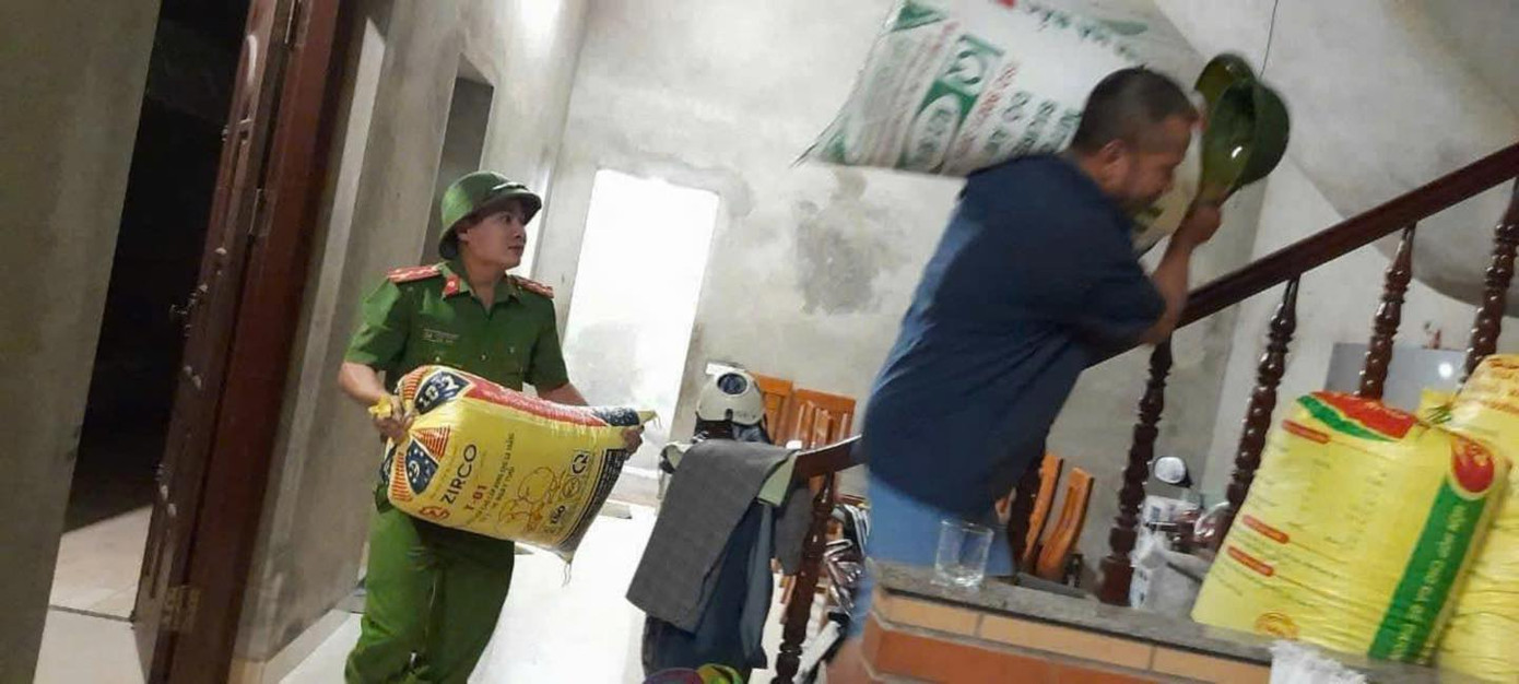 Tại huyện Đông Anh, nước các sông Cà Lồ đang ở trên báo động 3, sông Hồng, sông Đuống đang đang trên báo động 2. Để đảm bảo an toàn Công an huyện Đông Anh đã phối hợp với chính quyền địa phương, đoàn thể, nhân dân hướng dẫn và hỗ trợ từng nhà dân di dời tài sản, vật nuôi và sơ tán khỏi các khu vực nguy hiểm để đảm bảo an toàn.