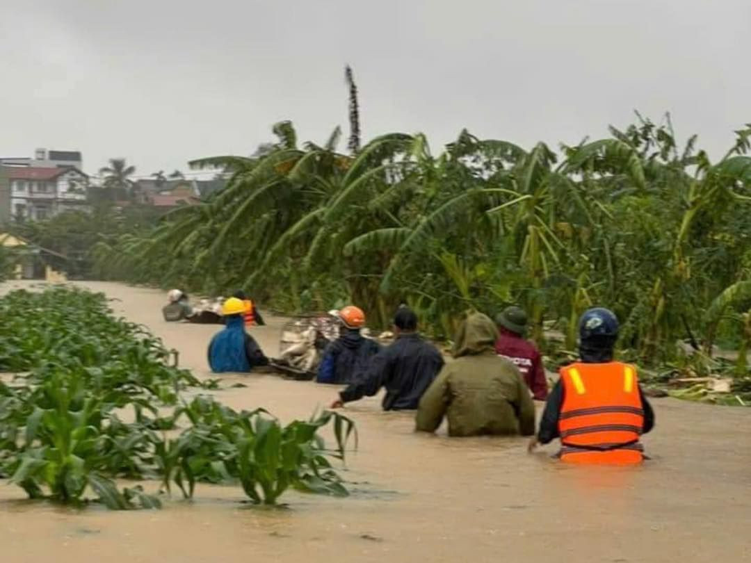 Tại huyện Đông Anh, nước các sông Cà Lồ đang ở trên báo động 3, sông Hồng, sông Đuống đang đang trên báo động 2. Để đảm bảo an toàn Công an huyện Đông Anh đã phối hợp với chính quyền địa phương, đoàn thể, nhân dân hướng dẫn và hỗ trợ từng nhà dân di dời tài sản, vật nuôi và sơ tán khỏi các khu vực nguy hiểm để đảm bảo an toàn.