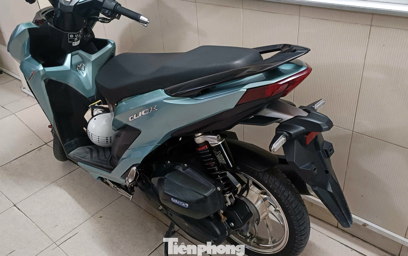 L.N.T (trú tại Hà Nội) chở bạn đi chơi trên xe máy không mang biển số bị tổ công tác Y9/141 dừng kiểm tra. Biện minh cho hành vi vi phạm của mình, T cho biết, do ốc ở biển số xe bị tuột gãy nên đã bỏ biển số vào trong cốp xe. Ngoài ra, xe của T cũng được "độ pô" khi di chuyển trên đường phát ra tiếng nổ đinh tai nhức óc. "Tôi nhận thức được hành vi điều khiển xe "độ pô" là sai và sau hôm nay sẽ thay về pô nguyên bản của xe" - T. nói.