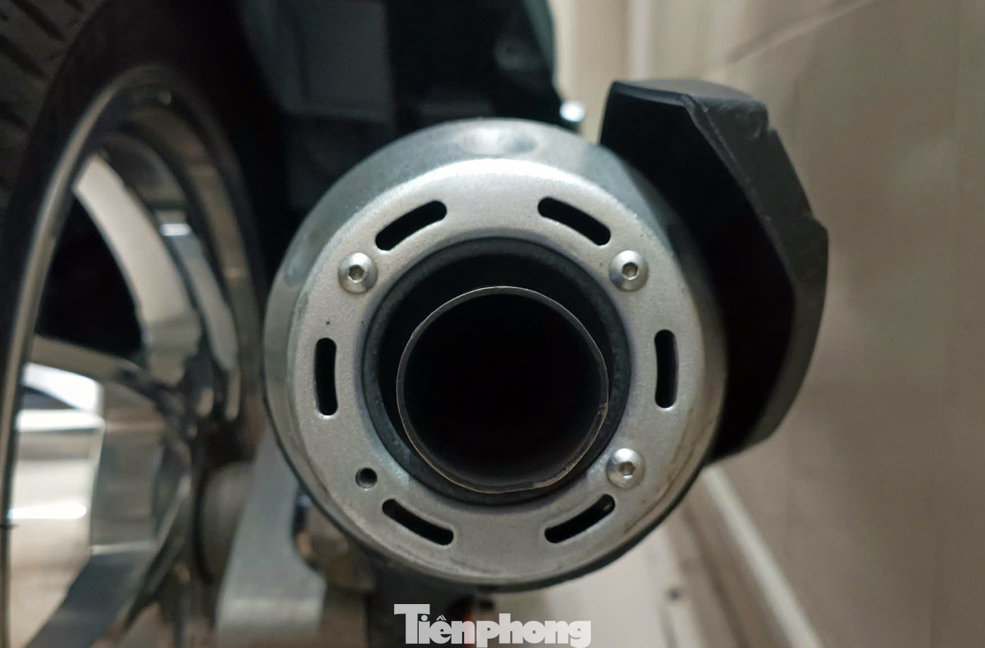 Nhiều xe máy "độ pô" bị tổ công tác 141 dừng kiểm tra và bàn giao về công an phường sở tại. L.A.Q (SN 2009, trú tại Hà Nội) chưa có bằng lái xe nhưng được bạn cho cầm lái đi chơi. Nam thanh niên di chuyển từ Phan Chu Trinh ra Trần Hưng Đạo thì bị tổ công tác phát hiện. Nhận thức được hành vi của mình, Q. cho biết do bản thân ham chơi, đua đòi theo bạn nên không ý thức được.