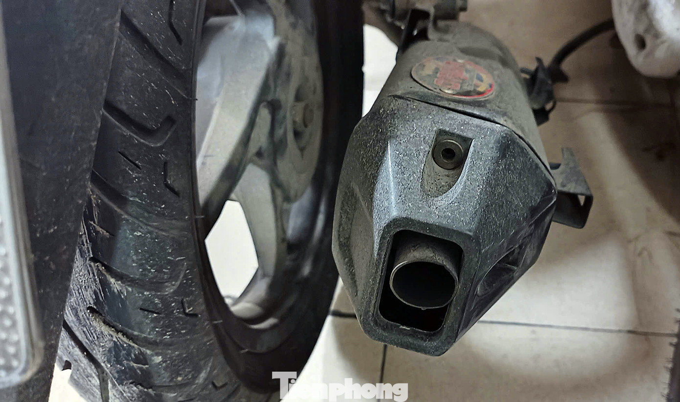 Nhiều xe máy "độ pô" bị tổ công tác 141 dừng kiểm tra và bàn giao về công an phường sở tại. L.A.Q (SN 2009, trú tại Hà Nội) chưa có bằng lái xe nhưng được bạn cho cầm lái đi chơi. Nam thanh niên di chuyển từ Phan Chu Trinh ra Trần Hưng Đạo thì bị tổ công tác phát hiện. Nhận thức được hành vi của mình, Q. cho biết do bản thân ham chơi, đua đòi theo bạn nên không ý thức được.