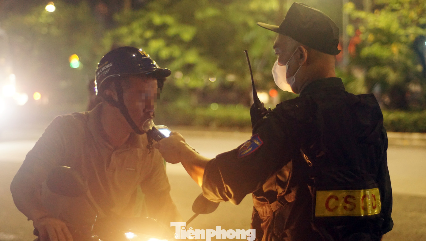 Trong ảnh, tổ công tác Y6/141 làm nhiệm vụ trên tuyến đường Trần Khát Chân (Hai Bà Trưng, Hà Nội).