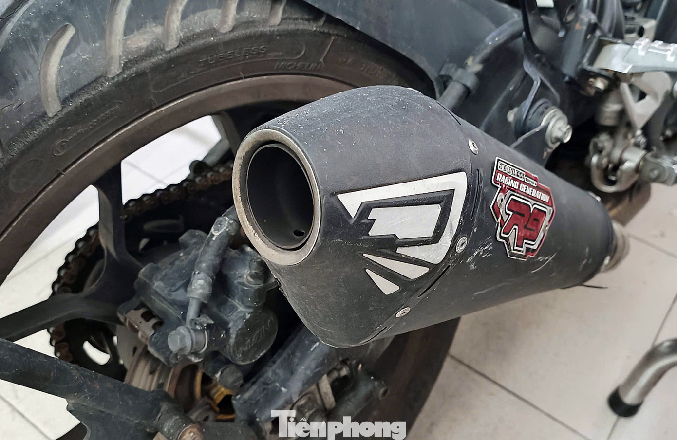 Nhiều xe máy "độ pô" bị tổ công tác 141 dừng kiểm tra và bàn giao về công an phường sở tại. L.A.Q (SN 2009, trú tại Hà Nội) chưa có bằng lái xe nhưng được bạn cho cầm lái đi chơi. Nam thanh niên di chuyển từ Phan Chu Trinh ra Trần Hưng Đạo thì bị tổ công tác phát hiện. Nhận thức được hành vi của mình, Q. cho biết do bản thân ham chơi, đua đòi theo bạn nên không ý thức được.