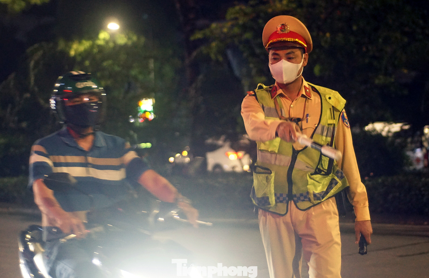 Song song với công tác đảm bảo an ninh trật tự, các tổ công tác kiểm tra, xử lý nghiêm đối với các hành vi vi phạm nồng độ cồn.