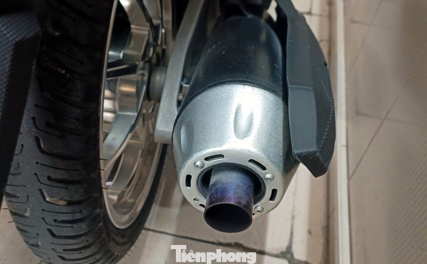 Nhiều xe máy "độ pô" bị tổ công tác 141 dừng kiểm tra và bàn giao về công an phường sở tại. L.A.Q (SN 2009, trú tại Hà Nội) chưa có bằng lái xe nhưng được bạn cho cầm lái đi chơi. Nam thanh niên di chuyển từ Phan Chu Trinh ra Trần Hưng Đạo thì bị tổ công tác phát hiện. Nhận thức được hành vi của mình, Q. cho biết do bản thân ham chơi, đua đòi theo bạn nên không ý thức được.