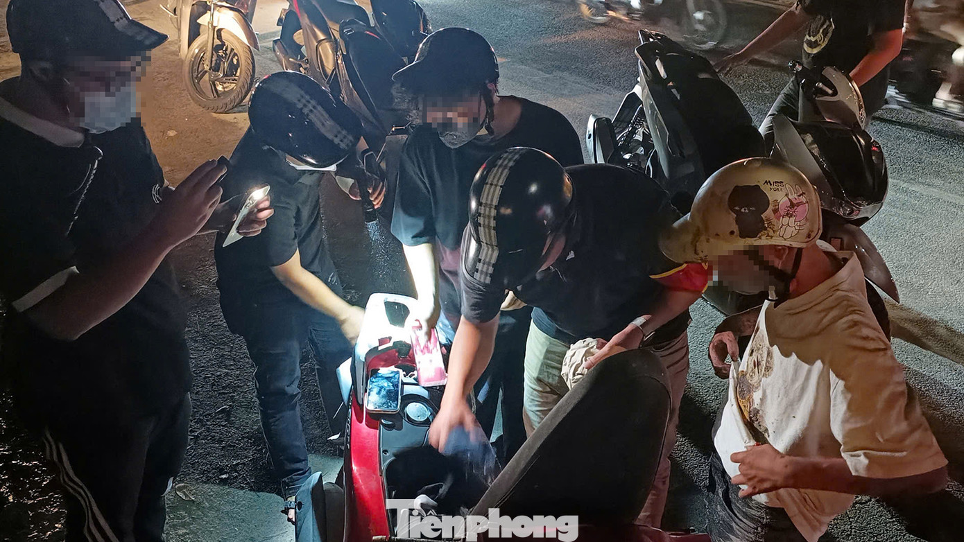 Ngoài các tổ công tác 141 công khai, nhiều tổ công tác 141 làm nhiệm vụ hóa trang di chuyển trên các tuyến phố thuộc quận Hoàn Kiếm, Hai Bà Trưng... phát hiện nhiều trường hợp thanh thiếu niên điều khiển xe máy không mang biển kiểm soát, không đội mũ bảo hiểm, độ pô... gây mất an ninh trật tự.