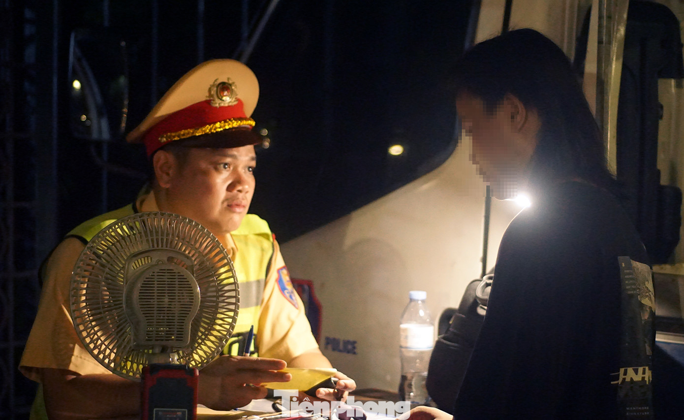 Quá trình làm nhiệm vụ, tổ công tác Y6/141 dừng kiểm tra, phát hiện lập biên bản nhiều trường hợp vi phạm.