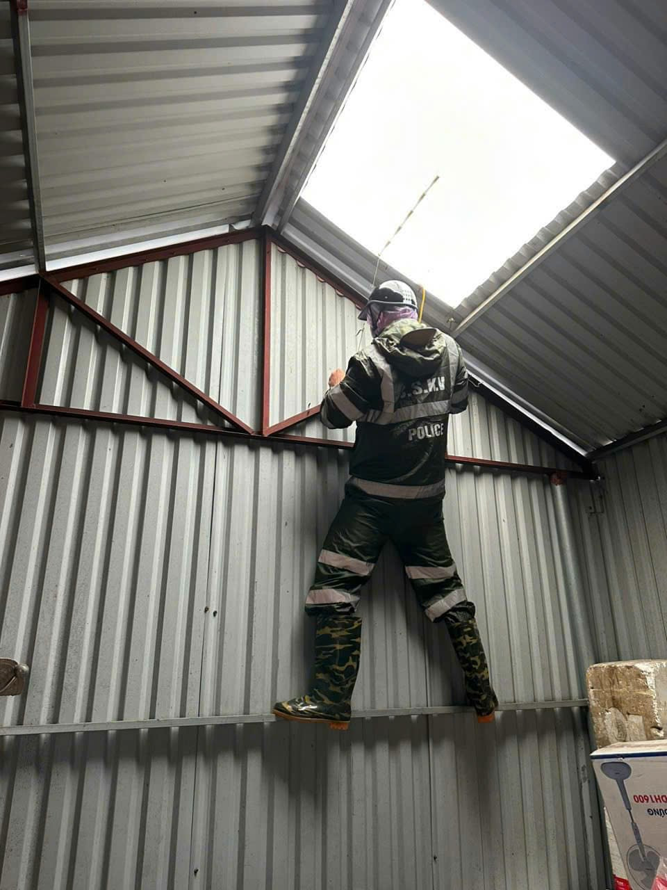 Một gia đình ở Yên Sở (Hoàng Mai, Hà Nội) bị hư hỏng mái nhà được cán bộ, chiến sĩ cảnh sát Công an phường đến giúp đỡ xử lý. Theo người dân, thời điểm xảy ra sự việc chỉ có một người phụ nữ ở nhà và không biết xử lý ra sao nên đã gọi điện tới Công an phường Yên Sở nhờ sự giúp đỡ. Ngay sau đó, cán bộ Công an phường đã đến hỗ trợ. Hành động đẹp của người chiến sĩ cảnh sát được người dân ghi lại và chia sẻ lên mạng xã hội.