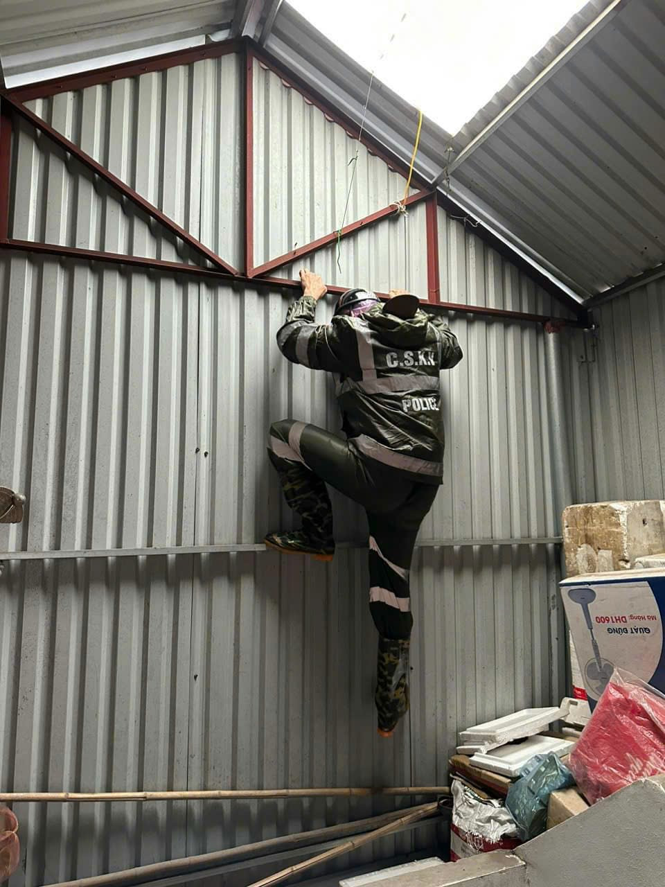 Một gia đình ở Yên Sở (Hoàng Mai, Hà Nội) bị hư hỏng mái nhà được cán bộ, chiến sĩ cảnh sát Công an phường đến giúp đỡ xử lý. Theo người dân, thời điểm xảy ra sự việc chỉ có một người phụ nữ ở nhà và không biết xử lý ra sao nên đã gọi điện tới Công an phường Yên Sở nhờ sự giúp đỡ. Ngay sau đó, cán bộ Công an phường đã đến hỗ trợ. Hành động đẹp của người chiến sĩ cảnh sát được người dân ghi lại và chia sẻ lên mạng xã hội.