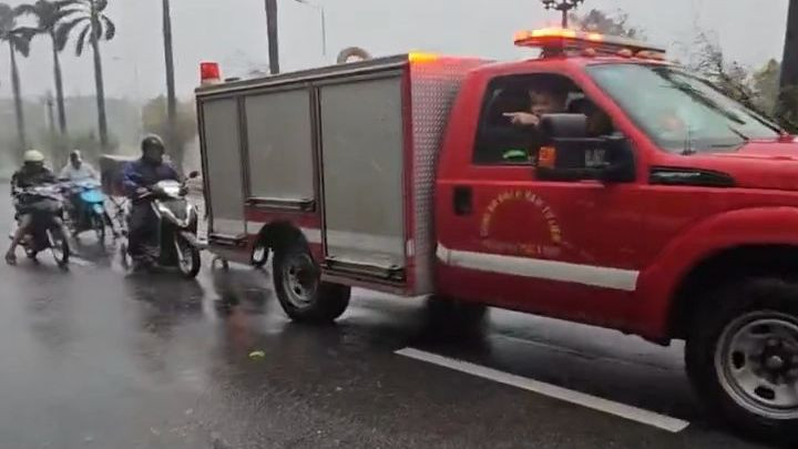 Khoảng hơn 15h ngày 7/9, trong quá trình làm nhiệm vụ, cán bộ, chiến sĩ Đội Cảnh sát PCCC&amp;CNCH Công an quận Nam Từ Liêm (Hà Nội) phát hiện nhiều người dân đi xe máy di chuyển trên đường Trịnh Văn Bô hướng qua đường Trần Hữu Dực gặp khó khăn do mưa, gió lớn. Lúc này, cán bộ, chiến sĩ PCCC&amp;CNCH nhanh chóng sử dụng xe chuyên dụng đi phía trước, chắn mưa gió cho người dân di chuyển qua khu vực cầu vượt Xuân Phương. Theo đó, lực lượng chức năng đã giúp người dân di chuyển quãng đường khoảng hơn 1km.