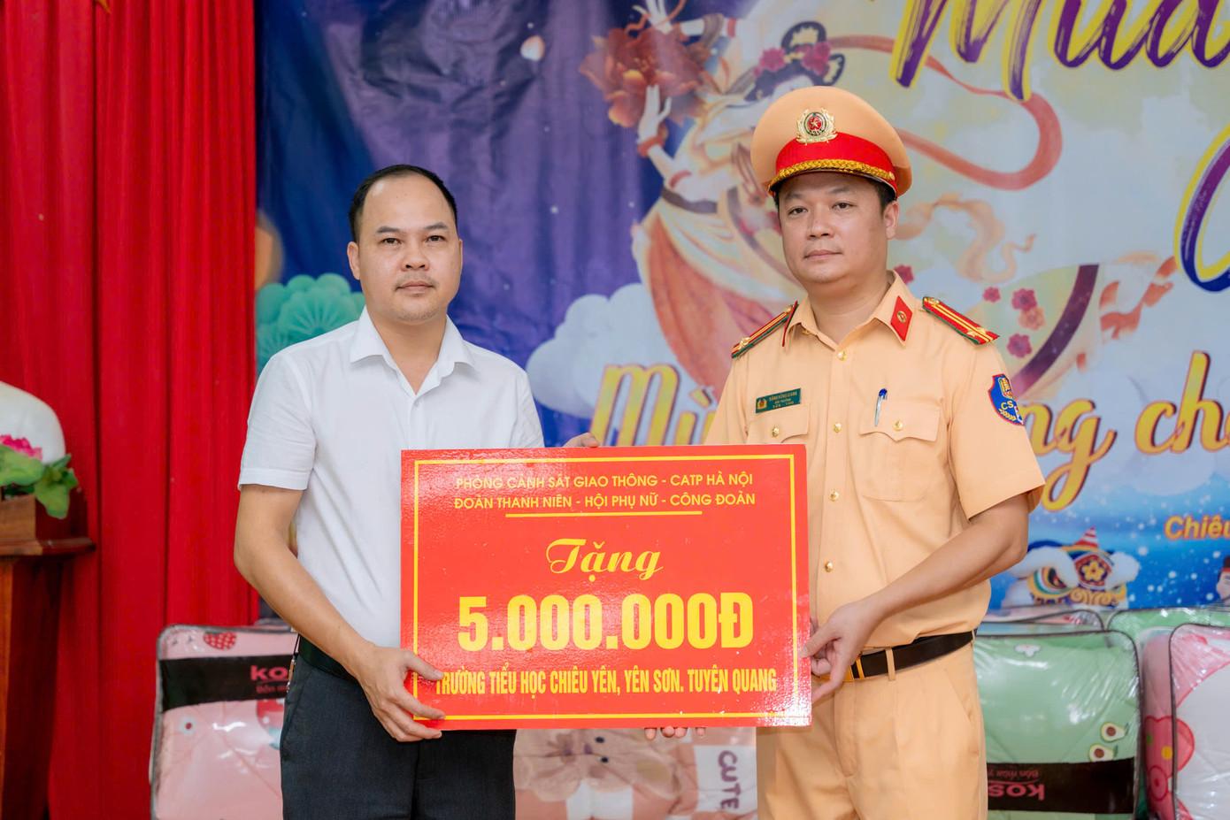 Trung tá Đặng Hồng Giang - Đội trưởng Đội CSGT đường bộ số 3 trao quà cho nhà trường.