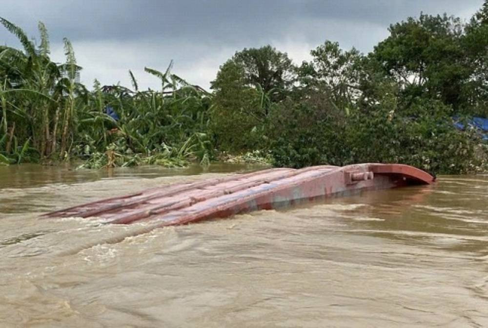 Tàu bị lật trên sông.