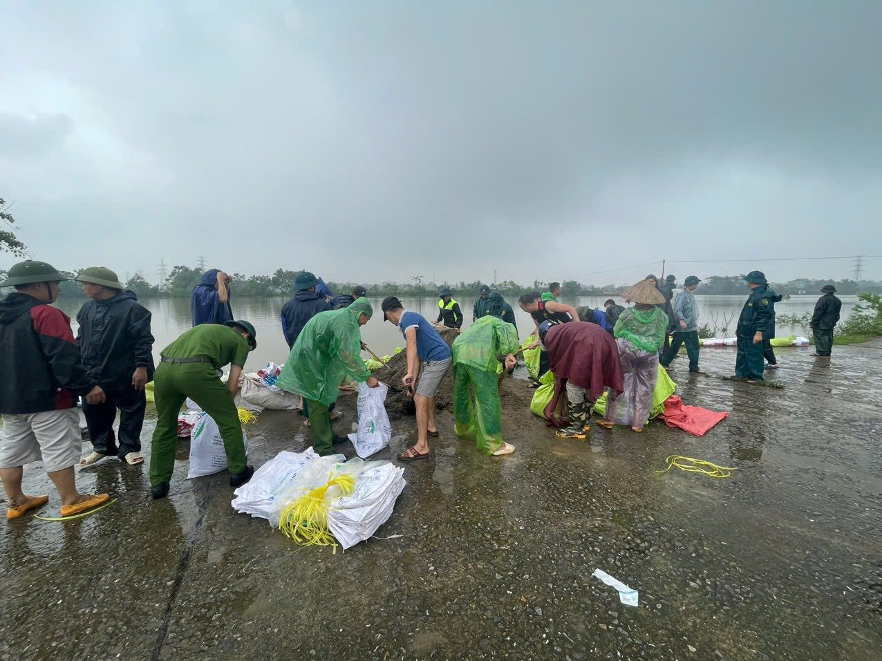 Với tinh thần chủ động phòng ngừa, ứng phó ở mức cao nhất, Công an huyện Chương Mỹ triển khai các biện pháp đảm bảo an ninh trật tự, phòng chống bão, lũ, xử lý kịp thời các tình huống phát sinh, đảm bảo an toàn tính mạng cho người dân, giảm thiểu tối đa thiệt hại về người và tài sản.