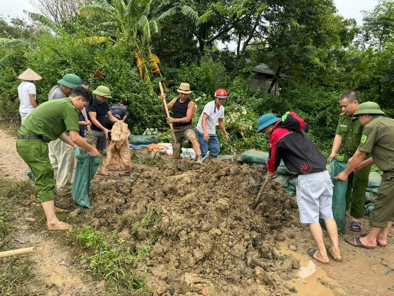 Cán bộ, chiến sĩ Công an huyện Sóc Sơn không quản ngại khó khăn, vất vả, ngày đêm túc trực, giúp đỡ nhân dân ổn định cuộc sống. Từ việc dọn dẹp nhà cửa, đến việc sửa chữa các công trình công cộng, lực lượng công an luôn hiện diện, trở thành điểm tựa vững chắc cho nhân dân. Tăng cường tuần tra, kiểm soát để bảo đảm an ninh trật tự, ngăn chặn các hành vi lợi dụng tình hình để gây rối.