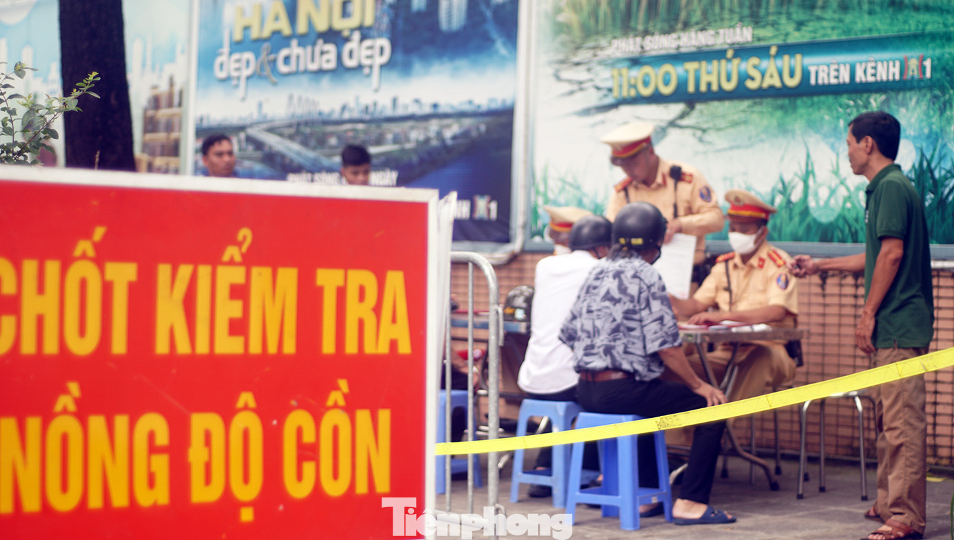 Vi phạm ở mức thấp hơn ông H., ông Đ. (75 tuổi, trú tại Đống Đa, Hà Nội) thừa nhận bản thân đã uống rượu, bia. Ông Đ. vi phạm ở mức 0,121 mg/L khí thở. Nam tài xế phân trần, bản thân rượu từ sáng với bạn, đến chiều có chút việc nên phải điều khiển xe máy ra đường. Mặc dù mọi người khuyên can nhưng vì có việc nên vẫn đi. Vi phạm ở mức thấp hơn ông H., ông Đ. (75 tuổi, trú tại Đống Đa, Hà Nội) thừa nhận bản thân đã uống rượu, bia. Ông Đ. vi phạm ở mức 0,121 mg/L khí thở. Nam tài xế phân trần, bản thân rượu từ sáng với bạn, đến chiều có chút việc nên phải điều khiển xe máy ra đường. Mặc dù mọi người khuyên can nhưng vì có việc nên vẫn đi.