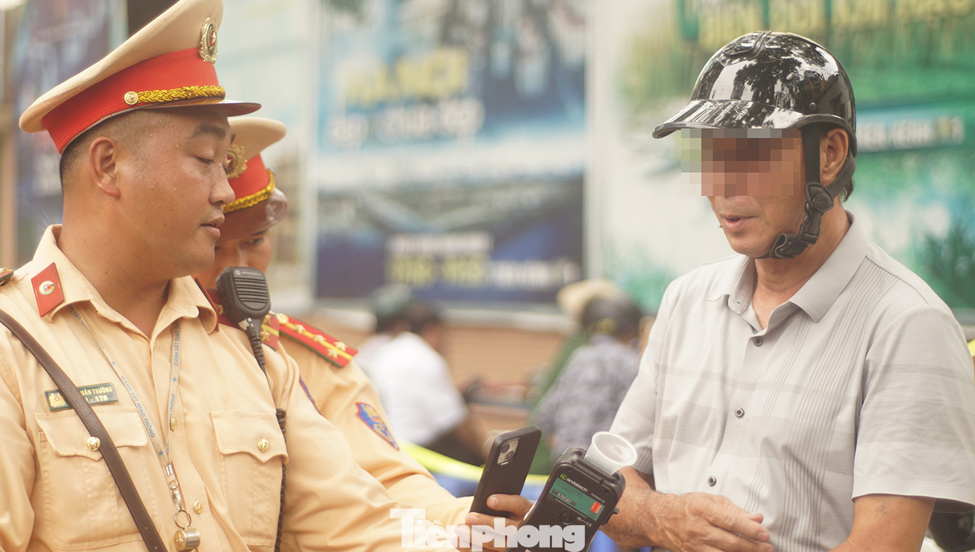 Trong đó, trường hợp tài xế N.Q.H. (62 tuổi, trú tại quận Ba Đình, Hà Nội) vi phạm nồng độ cồn ở mức 0,571 mg/L khí thở. Đây là mức vi phạm rất cao. Trong đó, trường hợp tài xế N.Q.H. (62 tuổi, trú tại quận Ba Đình, Hà Nội) vi phạm nồng độ cồn ở mức 0,571 mg/L khí thở. Đây là mức vi phạm rất cao.