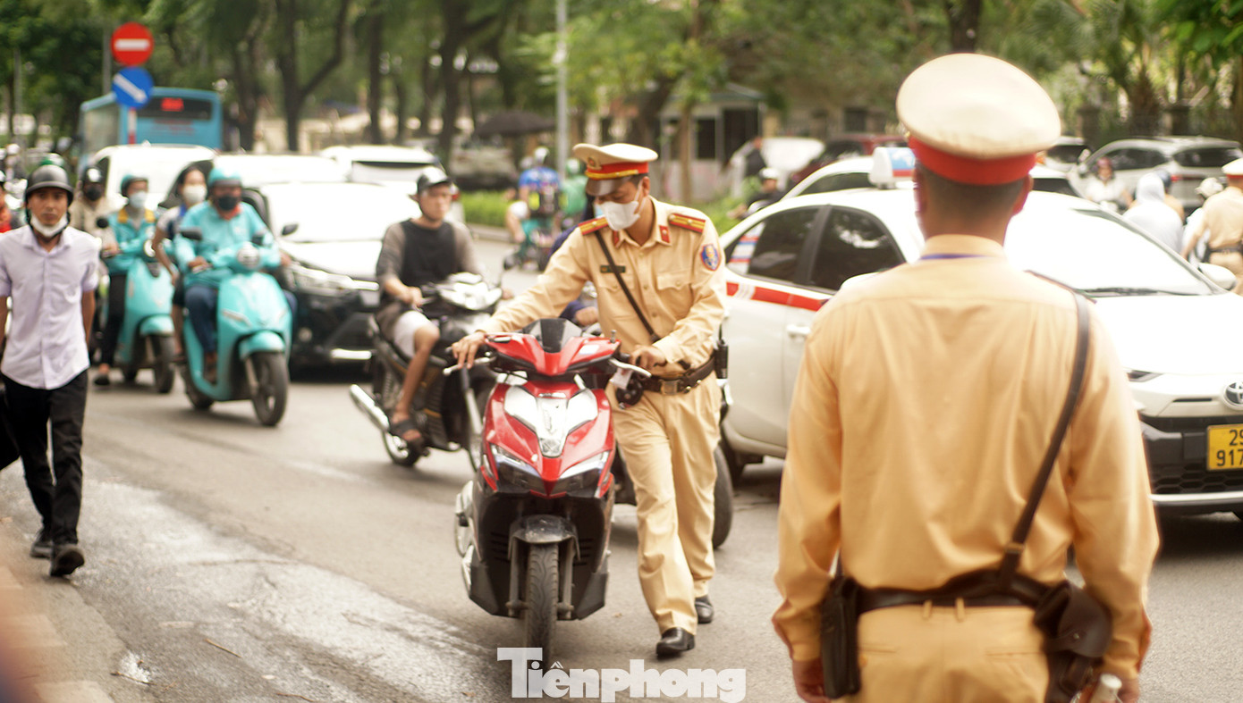 Chiều 19/9, tổ công tác Đội CSGT đường bộ số 3 (Phòng CSGT Công an TP Hà Nội) lập chốt xử lý vi phạm nồng độ cồn và triển khai thực hiện chỉ thị số 35 của Thủ tướng Chính phủ về xử lý cán bộ, công chức, viên chức và chiến sỹ trong lực lượng vũ trang vi phạm quy định về điều khiển phương tiện giao thông mà trong máu hoặc hơi thở có nồng độ cồn; không hợp tác với lực lượng chức năng trong xử lý vi phạm. Chiều 19/9, tổ công tác Đội CSGT đường bộ số 3 (Phòng CSGT Công an TP Hà Nội) lập chốt xử lý vi phạm nồng độ cồn và triển khai thực hiện chỉ thị số 35 của Thủ tướng Chính phủ về xử lý cán bộ, công chức, viên chức và chiến sỹ trong lực lượng vũ trang vi phạm quy định về điều khiển phương tiện giao thông mà trong máu hoặc hơi thở có nồng độ cồn; không hợp tác với lực lượng chức năng trong xử lý vi phạm.