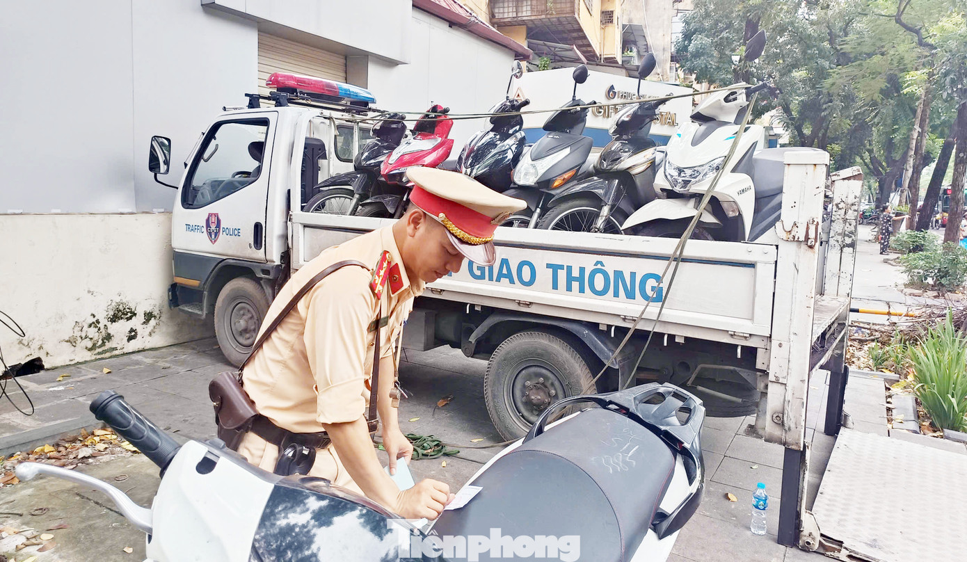 Đại úy Đào Văn Hùng - Đội CSGT đường bộ số 3 cho biết, bản thân các tài xế vi phạm nồng độ cồn đã tiềm ẩn nguy cơ xảy ra tai nạn giao thông nhưng với trường hợp người cao tuổi thì nguy cơ này còn lớn hơn nhiều lần. Điển hình là một số trường hợp vi phạm tổ công tác vừa phát hiện chiều cùng ngày. Đại úy Đào Văn Hùng - Đội CSGT đường bộ số 3 cho biết, bản thân các tài xế vi phạm nồng độ cồn đã tiềm ẩn nguy cơ xảy ra tai nạn giao thông nhưng với trường hợp người cao tuổi thì nguy cơ này còn lớn hơn nhiều lần. Điển hình là một số trường hợp vi phạm tổ công tác vừa phát hiện chiều cùng ngày.