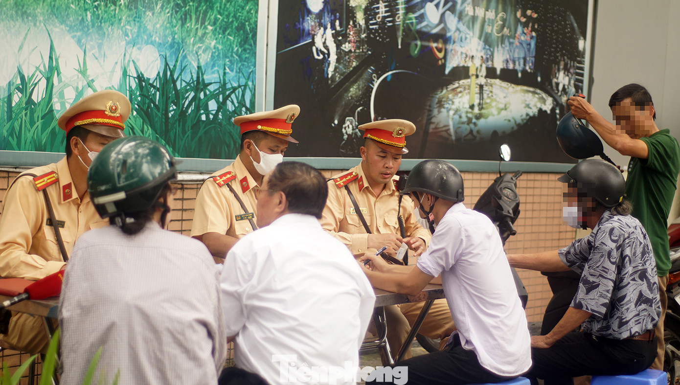 Tổ công tác lập biên bản các trường hợp vi phạm. Tổ công tác lập biên bản các trường hợp vi phạm.