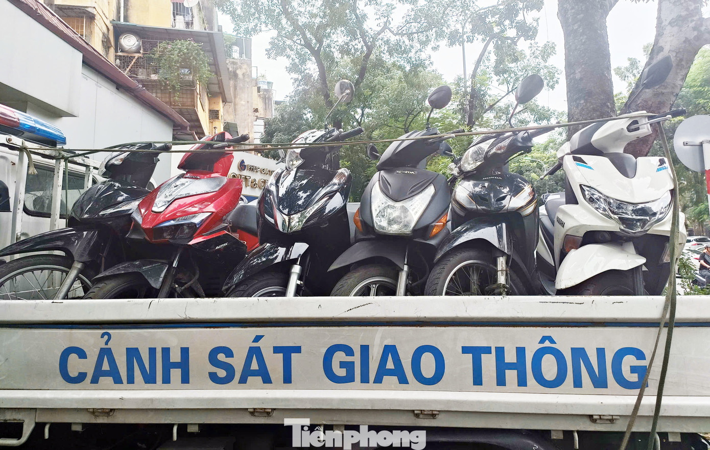 Theo Đại úy Hùng, quá trình xử lý các vi phạm cồn, đơn vị sẽ tiến hành xác minh, nếu người vi phạm là cán bộ, công chức, viên chức vi phạm nồng độ cồn khi điều khiển phương tiện giao thông, không hợp tác với lực lượng chức năng trong xử lý vi phạm lực lượng CSGT sẽ báo về cơ quan, đơn vị quản lý cán bộ để xem xét, xử lý theo đúng quy định. Theo Đại úy Hùng, quá trình xử lý các vi phạm cồn, đơn vị sẽ tiến hành xác minh, nếu người vi phạm là cán bộ, công chức, viên chức vi phạm nồng độ cồn khi điều khiển phương tiện giao thông, không hợp tác với lực lượng chức năng trong xử lý vi phạm lực lượng CSGT sẽ báo về cơ quan, đơn vị quản lý cán bộ để xem xét, xử lý theo đúng quy định.