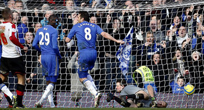 Pha dứt điểm nâng tỉ số lên 3-0 của Lampard.Ảnh: AP