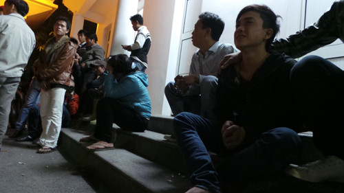 Người thân những nạn nhân vụ cháy chờ đợi bên ngoài bệnh viện