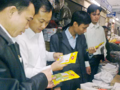  Đoàn kiểm tra liên ngành ATVSTP kiểm tra các mặt hàng gia vị tại chợ Đồng Xuân - Hà Nội	Ảnh: Khánh An
