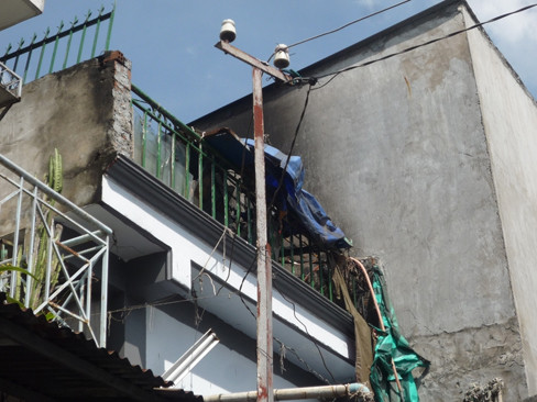 Phần sân thượng bị lửa cháy đen