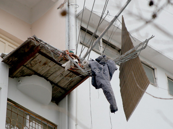 quần áo rơi lả tả