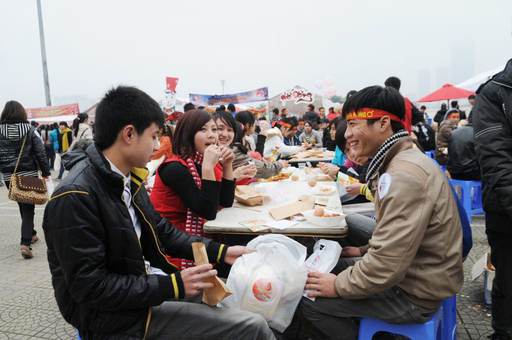 Ăn uống, giải trí, và trò chuyện vui tươi