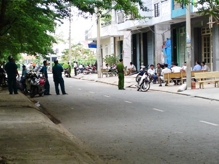 Cơ quan công an đang khám nghiệm hiện trường vụ nổ súng