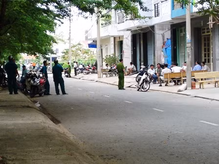 Cơ quan công an đang khám nghiệm hiện trường vụ nổ súng