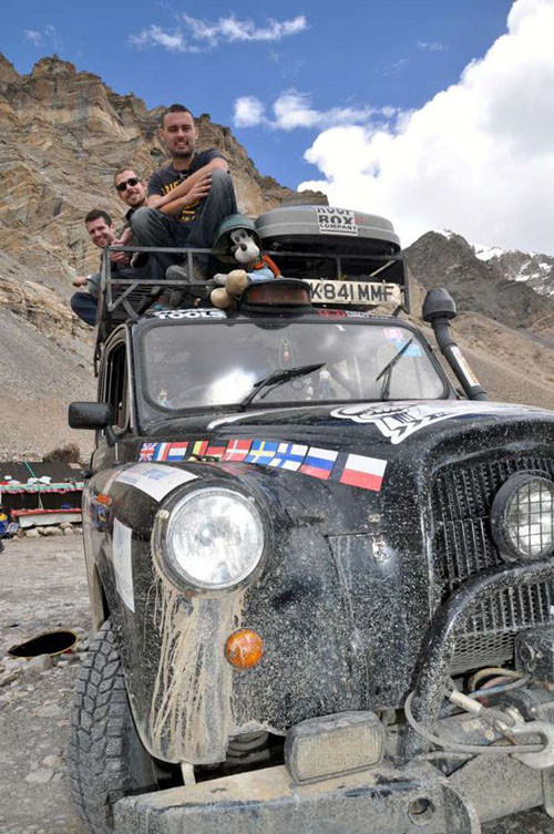 Đặc biệt, chiếc taxi mà ba thanh niên điều khiển đã lên đến trại căn cứ của một trong số những nhóm vận động viện leo núi chuyên nghiệp nằm ở đỉnh cao nhất của thế giới - đỉnh Everest thuộc dãy núi Himalaya