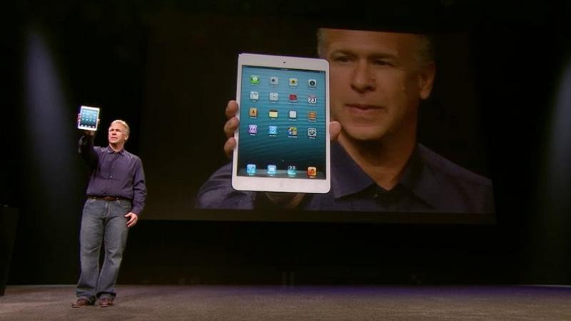 Phó giám đốc Marketting, ông Phil Schiller giới thiệu iPad Mini