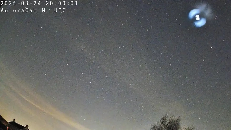 Các vòng xoắn của SpaceX là do các tầng tên lửa Falcon 9 thải hết nhiên liệu còn lại vào không gian trước khi quay trở lại.(Ảnh: Simon Minnican) Các vòng xoắn của SpaceX là do các tầng tên lửa Falcon 9 thải hết nhiên liệu còn lại vào không gian trước khi quay trở lại.(Ảnh: Simon Minnican)